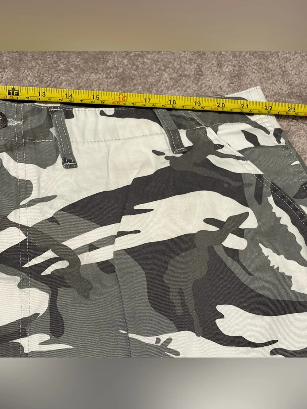 Wrangler Authentics Men’s Gray White Camo Cargo Shorts Size 44 Measured 44x11